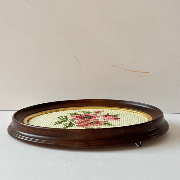 Vtg Framed Floral Needlepoint Roses Oval Wood Frame Cottage Decor Small 8.5x6.5 - Picture 3 of 4